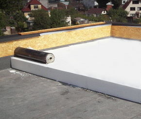 Zateplení ploché střechy pěnovým polystyrenem (EPS) tl. 200 mm (jedna vrstva).