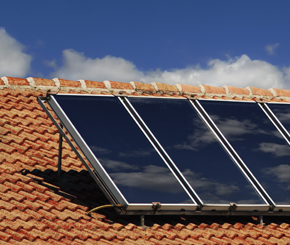 Solární ploché termické kolektory na střeše rodinného domu