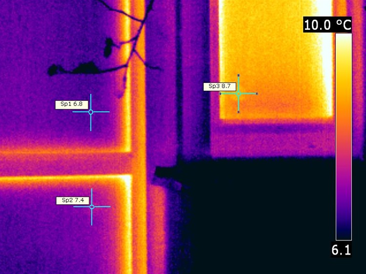 Termografický snímek obyčejného zasklení a zasklení s folii Heat mirror Termografický snímek obyčejného zasklení a zasklení s folii Heat mirror