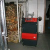 Kotel na biomasu (kusové dřevo).